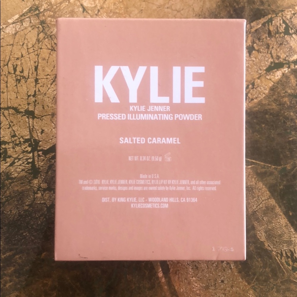 Kylie Pressed Illuminating Powder - Salted Caramel